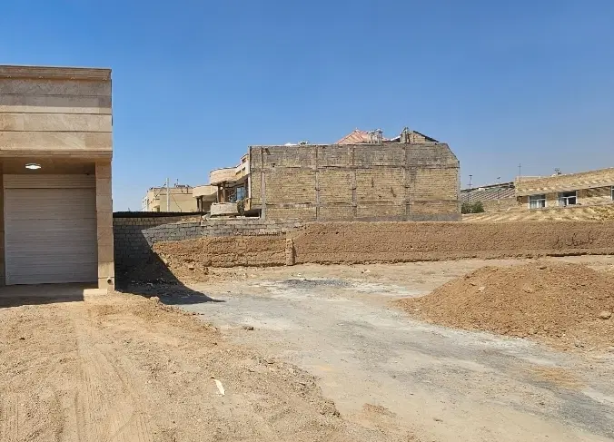 زمین ۳۰۰متری شمالی قابل ساخت پای امکانات نجف آباد