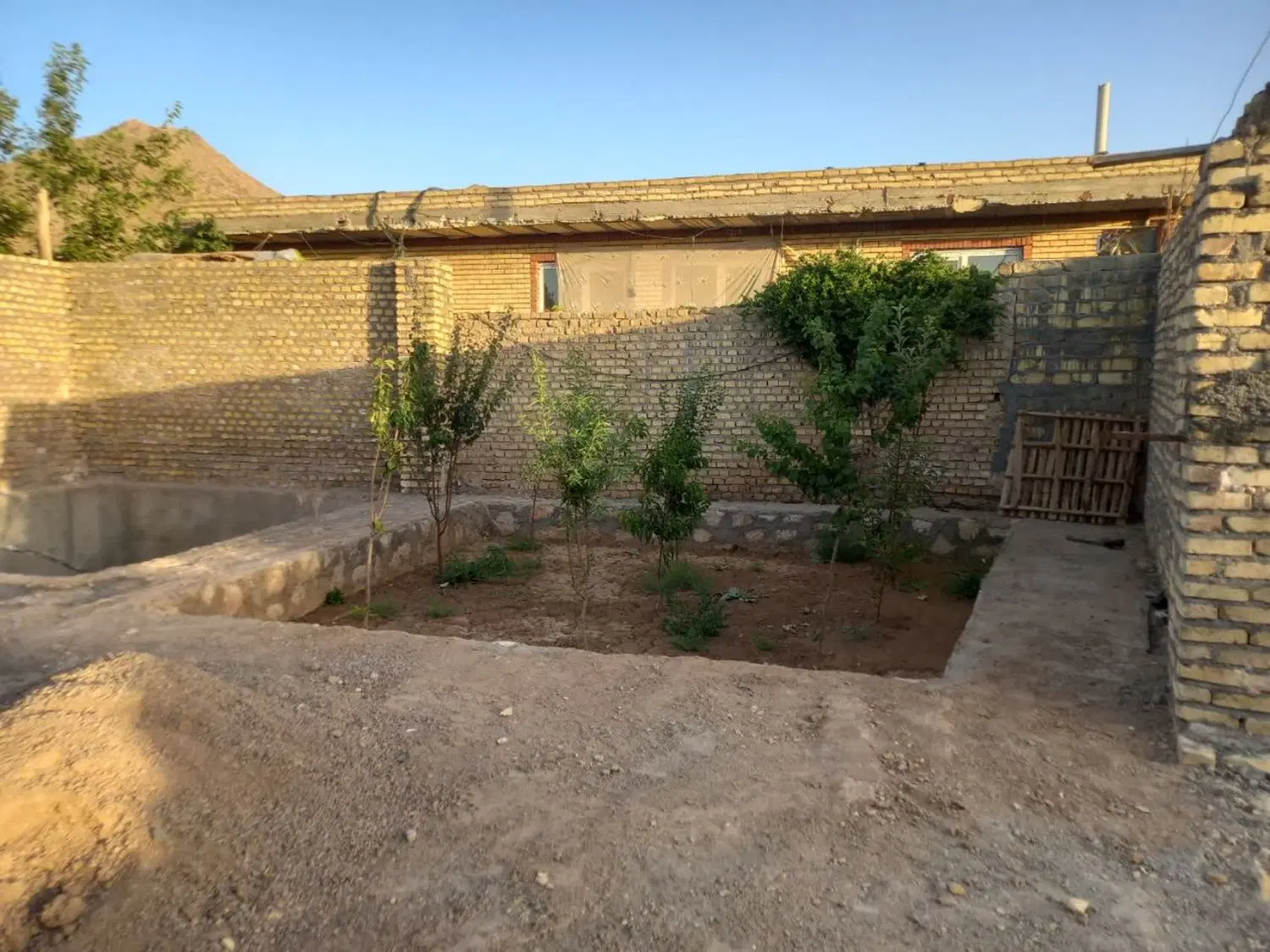 زمین نیمه ساز دوراهی سعید اباد