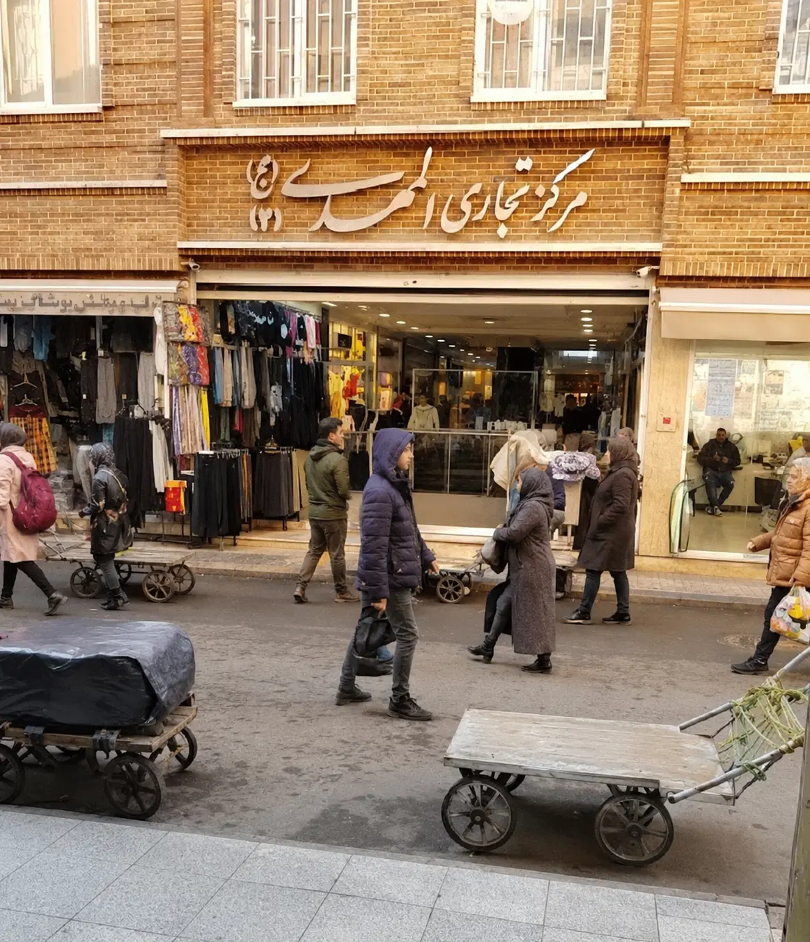 یک باب مغازه در بازار بزرگ تهران