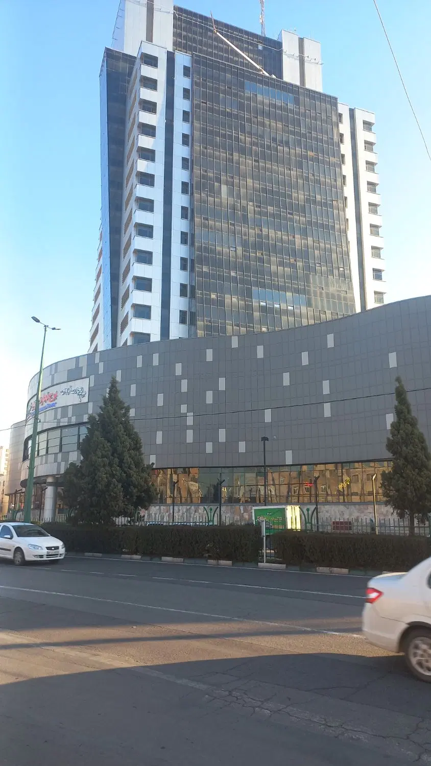 واحد تجاری در ارتفاع ۱۲۰ از کف مناسب  سرمایه گذاری