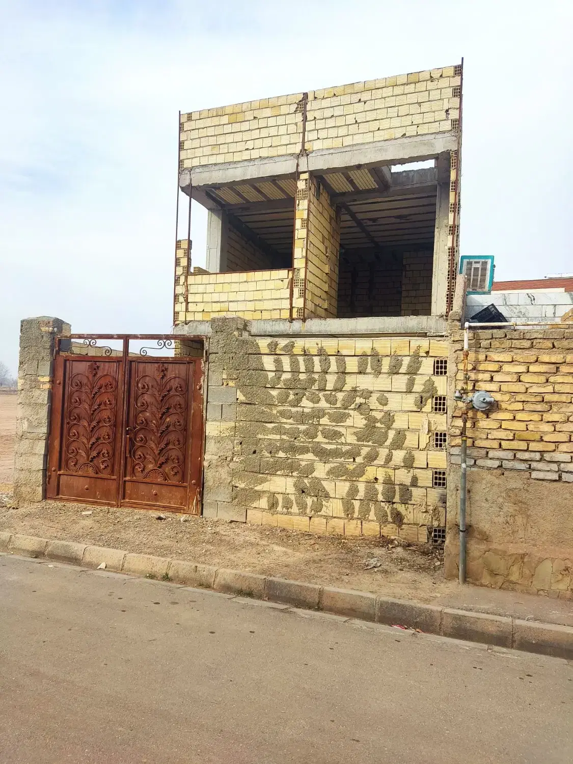 ساختمان نیمه کاره در معشلدار