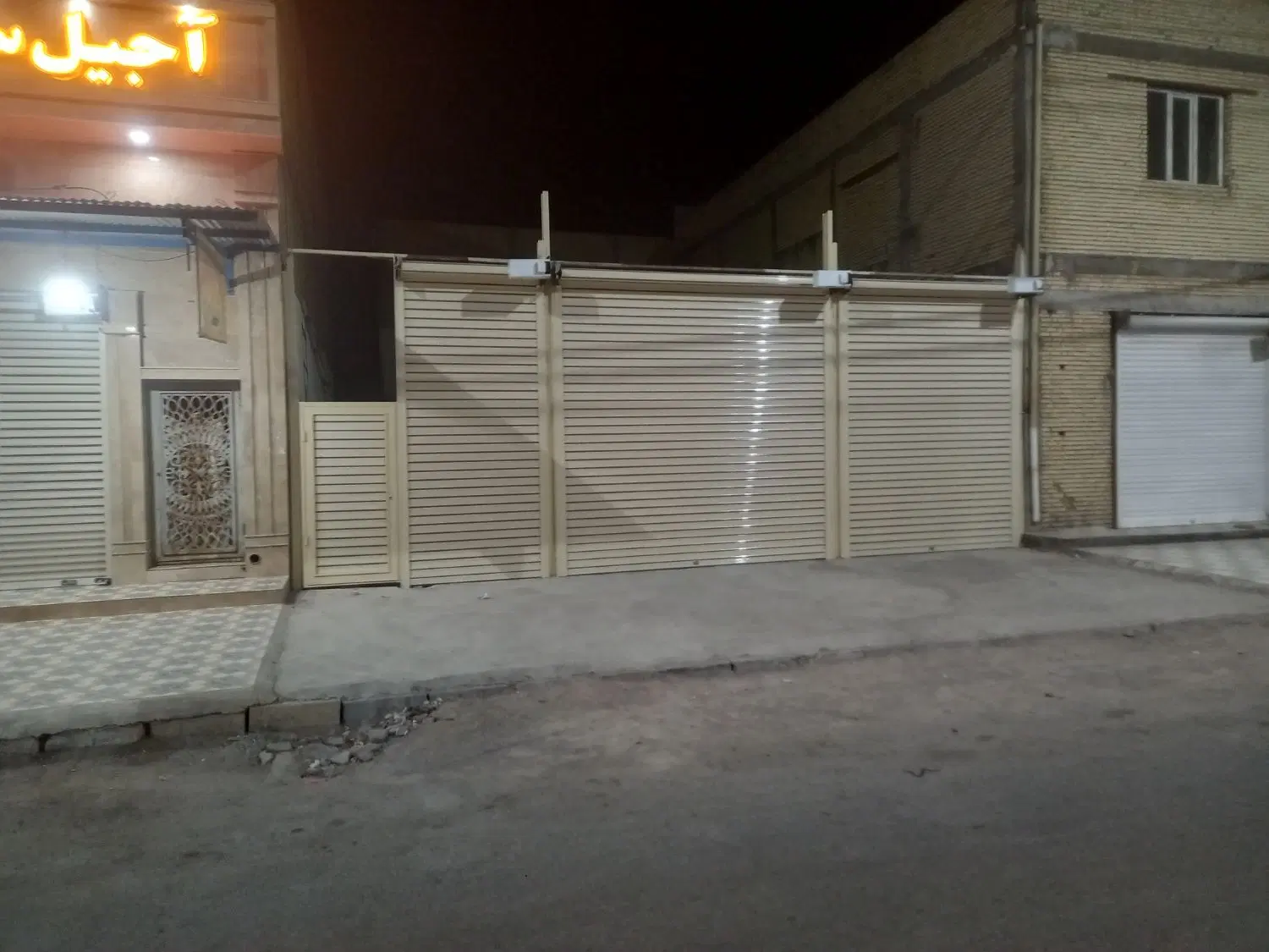 مغاز  به متراژ ۲۰۰ متر دارای بالکن ۵۰ متری