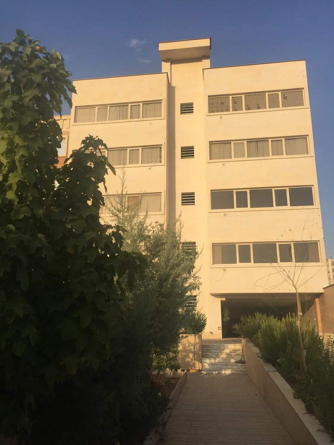 پلاک 400متری3نبش عرض20باپروانه8واحدبلواردانش