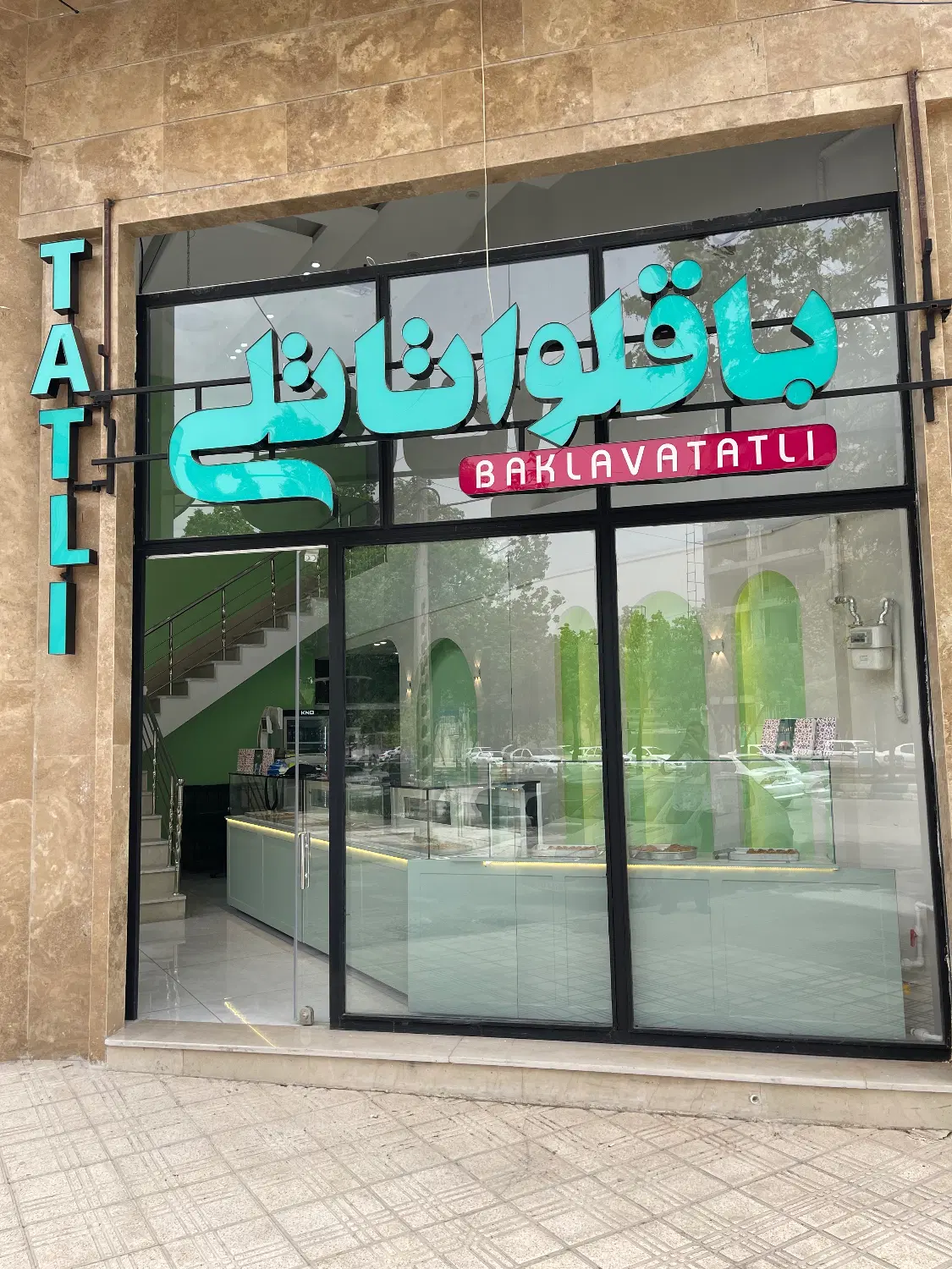 اجاره ۹۰ متر کافه در میدان مرکزی
