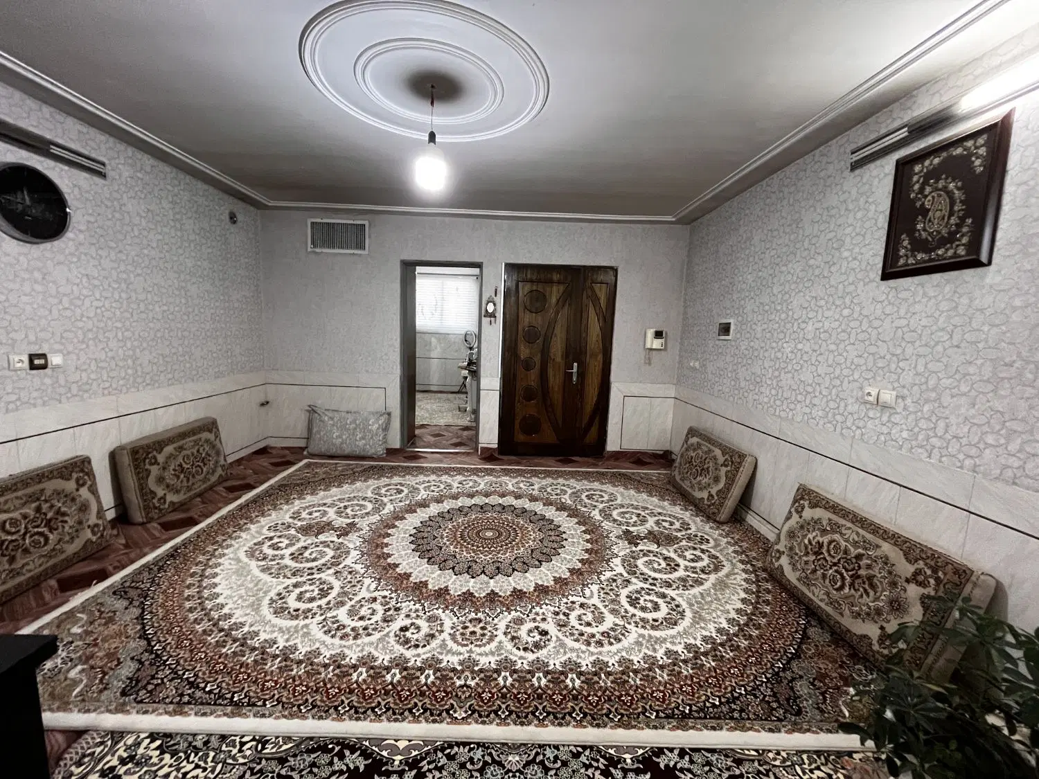 ساختمان دربست ۳ طبقه ۲۰۰متر زیر بنا