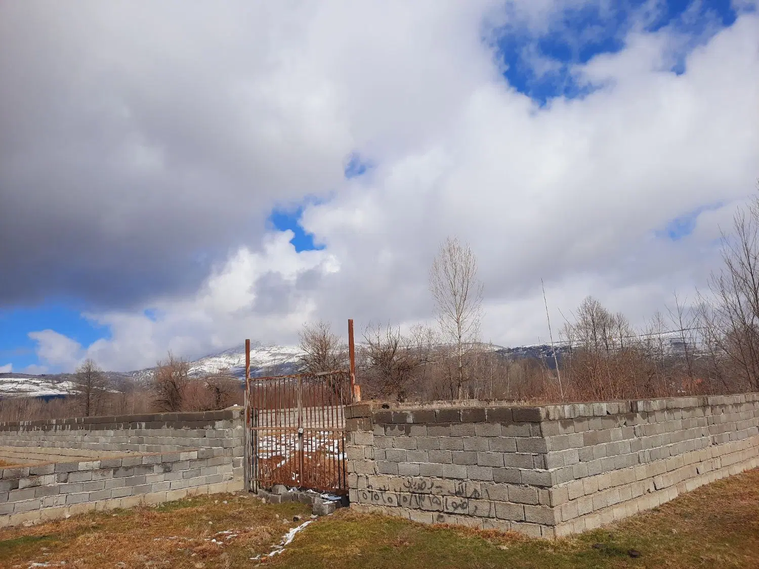 زمین ۸۸۵ متر محصور شده محدوده دریاچه آبی