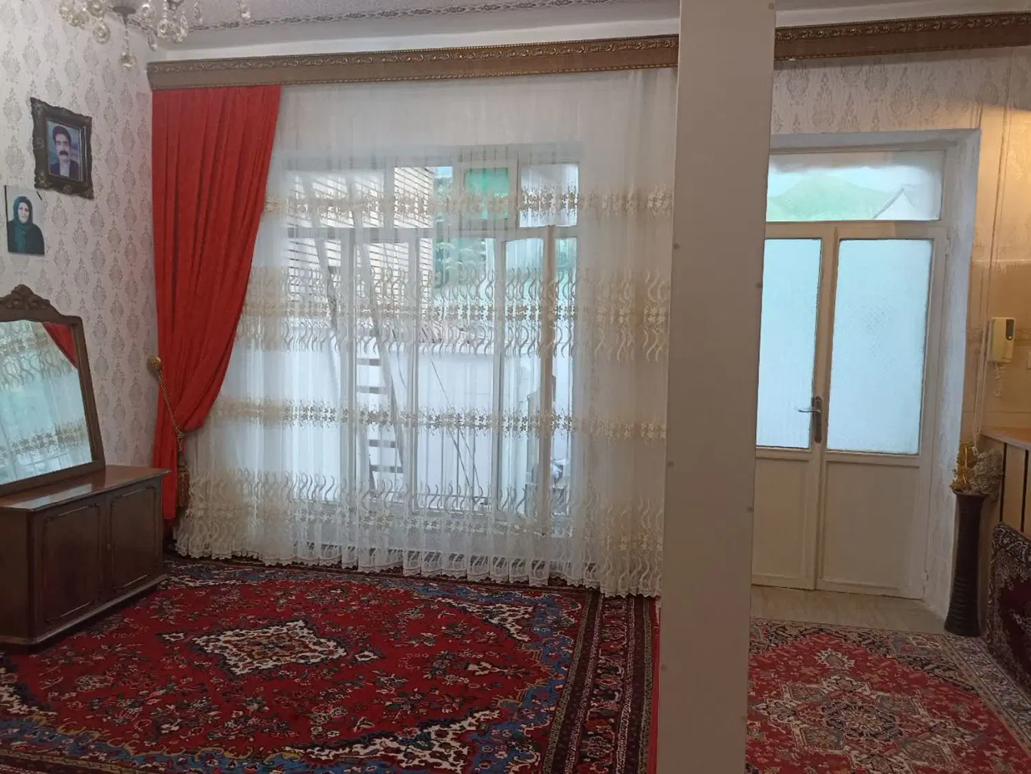 حیاط دو طبقه