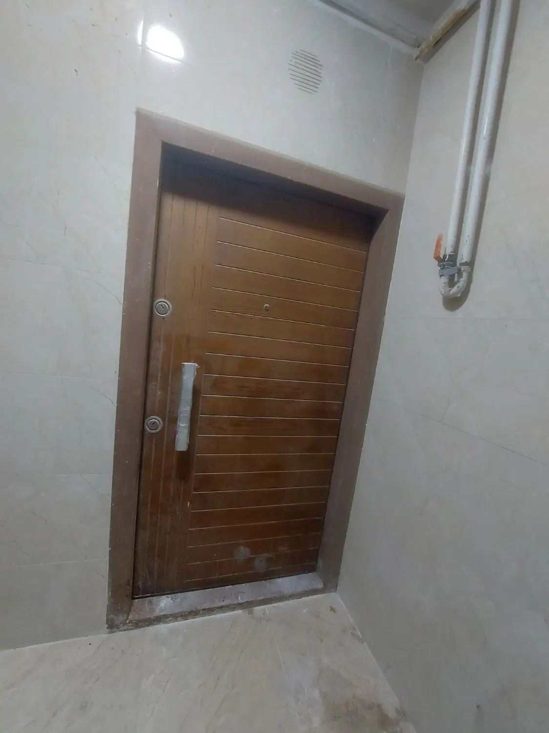 ۸۰ متری دل بازارچه خ نیلوفر طبقه بالا