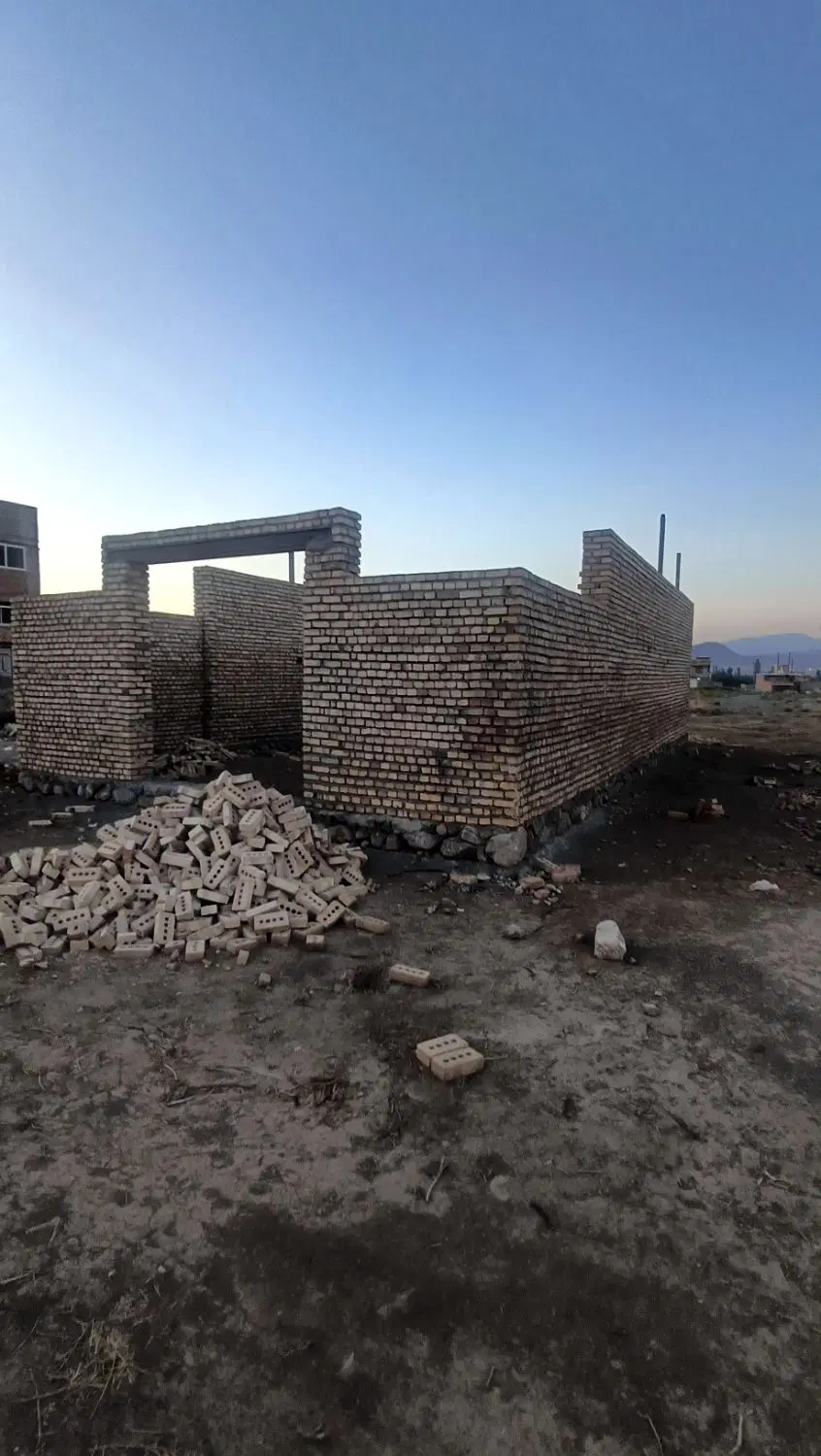 ساختمان نیمه کاره ۹۲ متر کوی چرمی