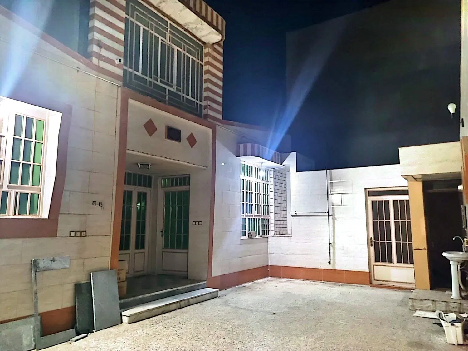 یک باب منزلمسکونی به متراژ ۳۶۴ متر با سند ثبتی