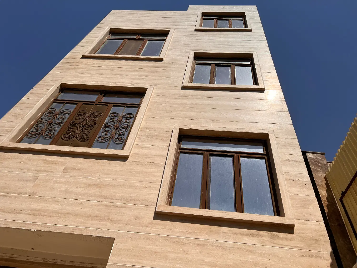 فروش ساختمان سه و تیم واحدی به متراژ تقریبی۳۰۰متر
