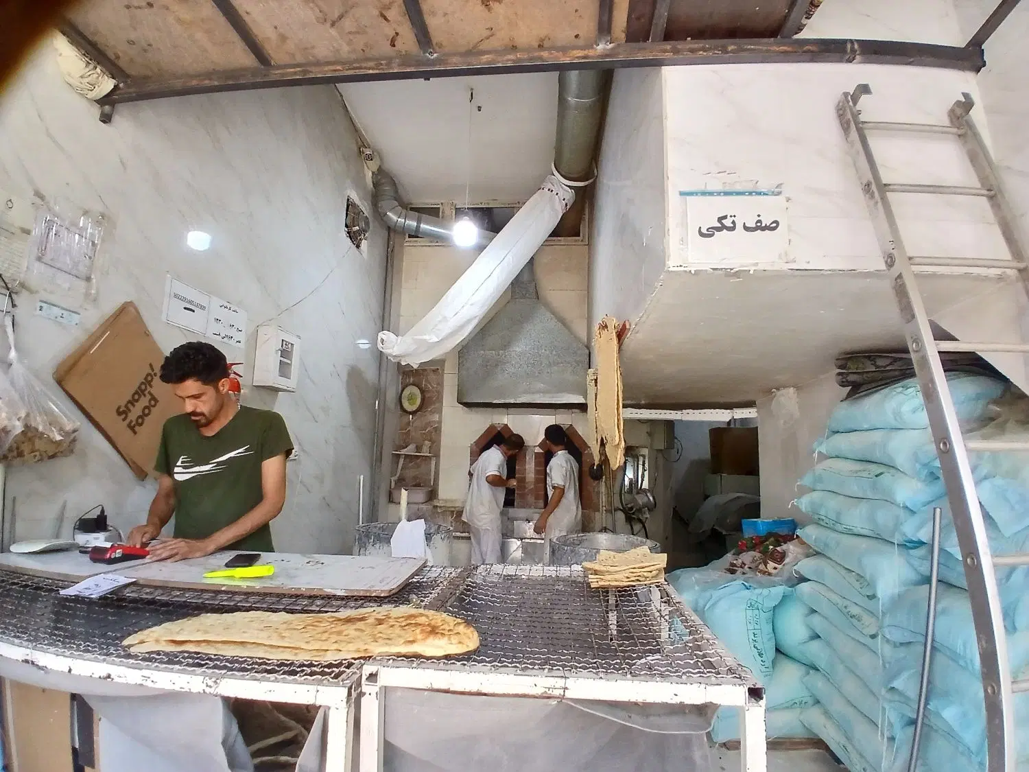 فروش نانوایی سنگک با ۴ واحد نوساز