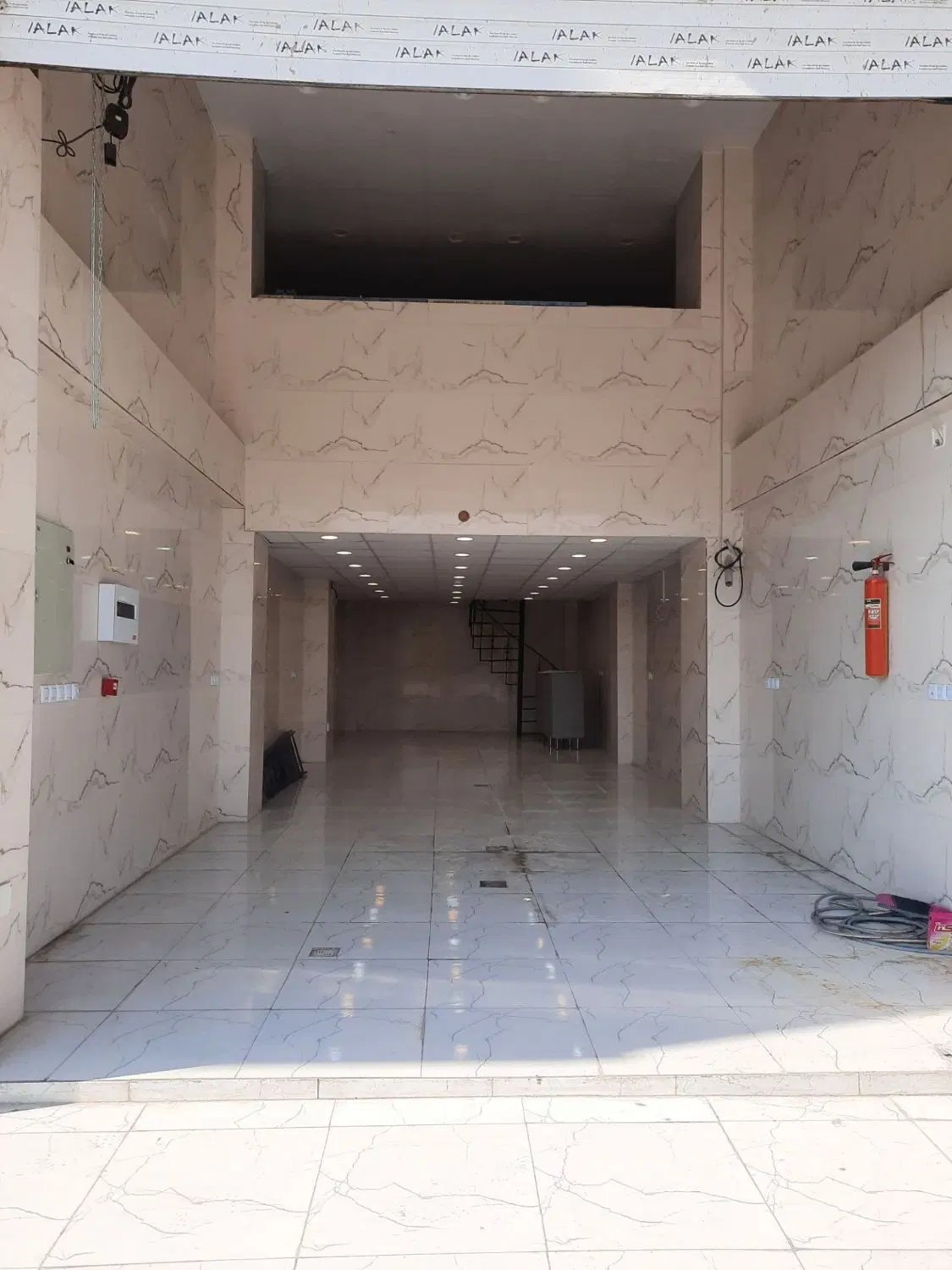 مغازه  متراژ ۲۲۰متر انتهای مجتمع بازرگانان تکمیل