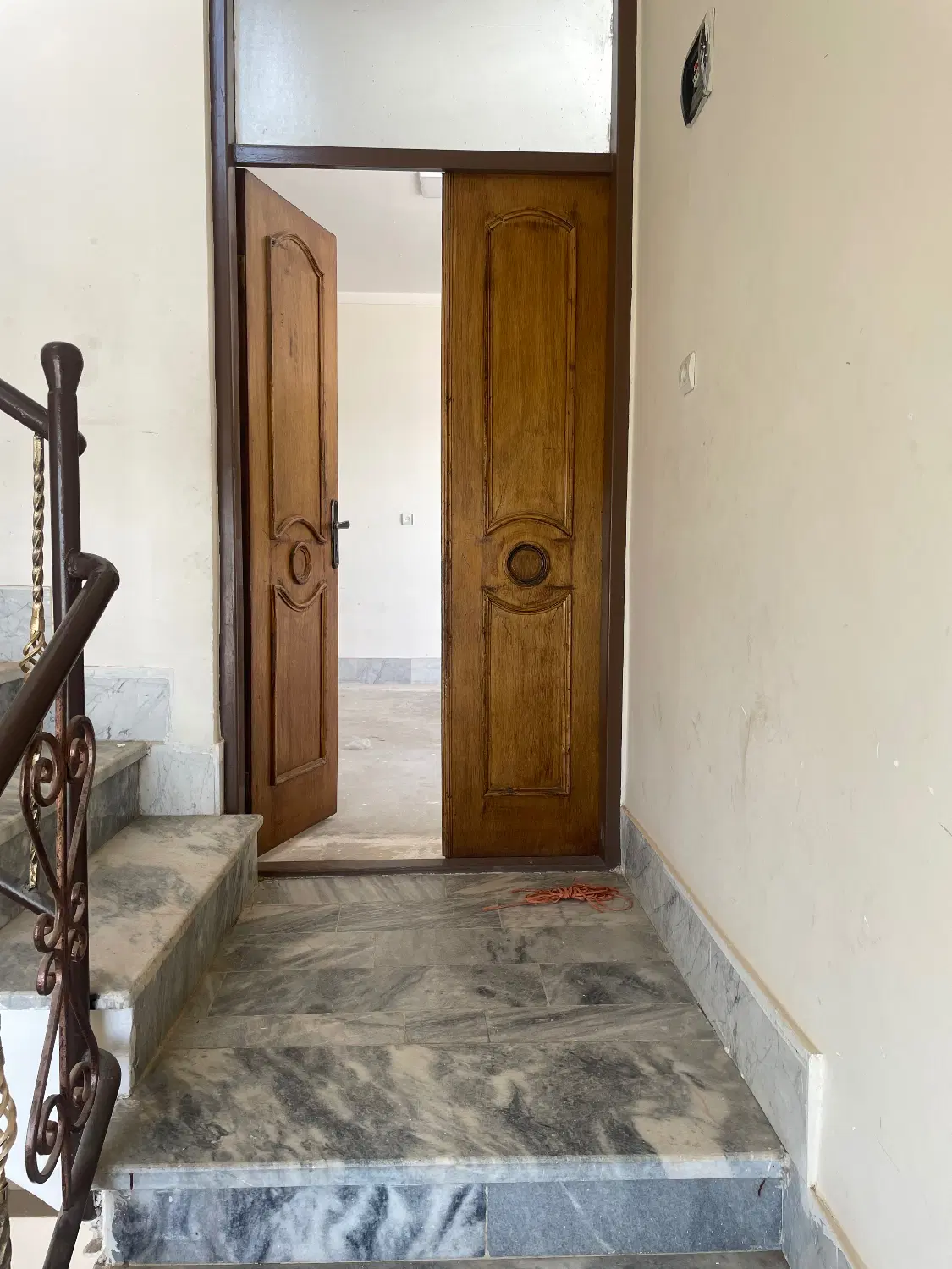 اجاره خانه غرق نور در حافظ با حیاط