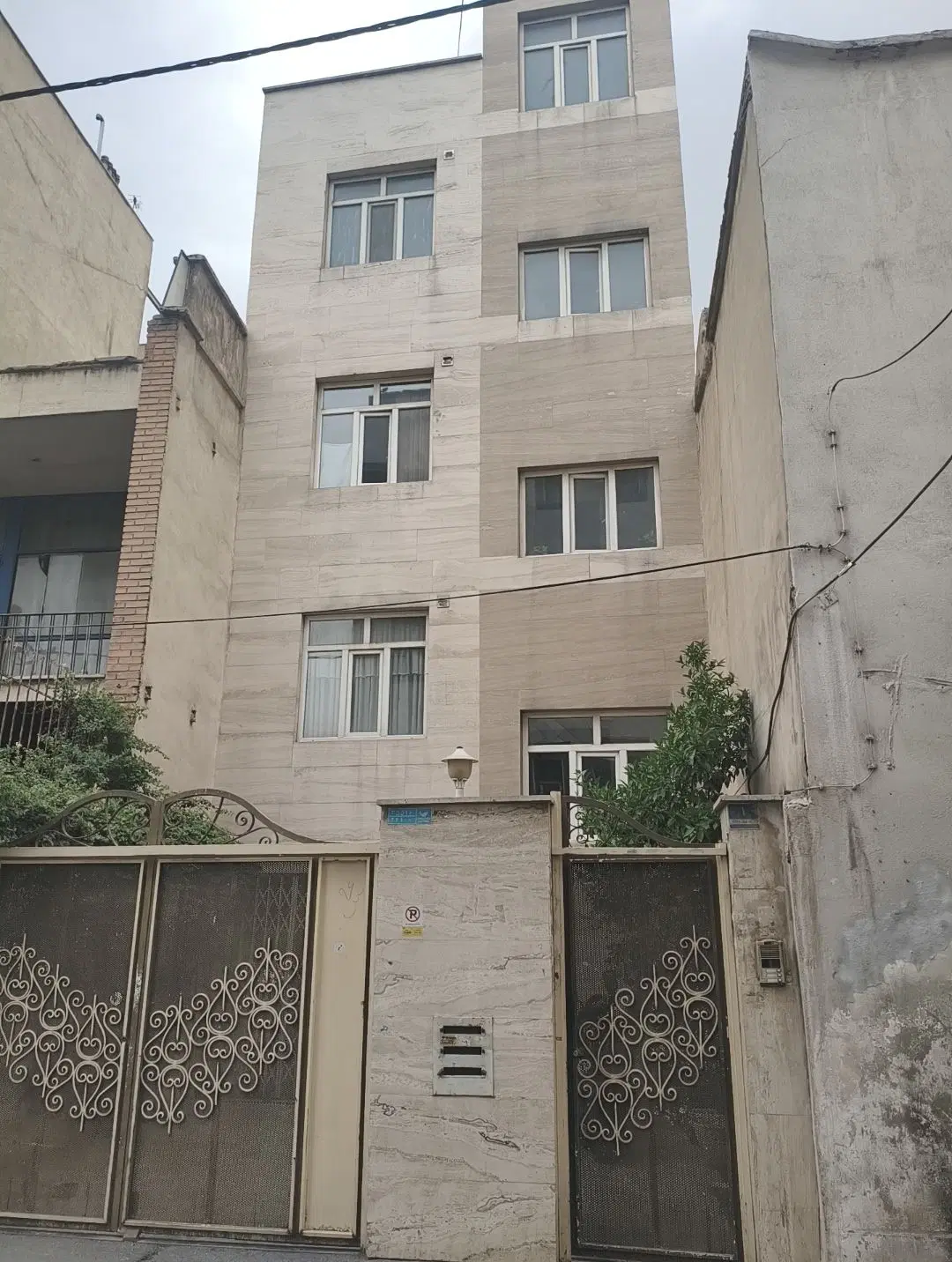 یک اپارتمان کامل 3 طبقه پل چوبی