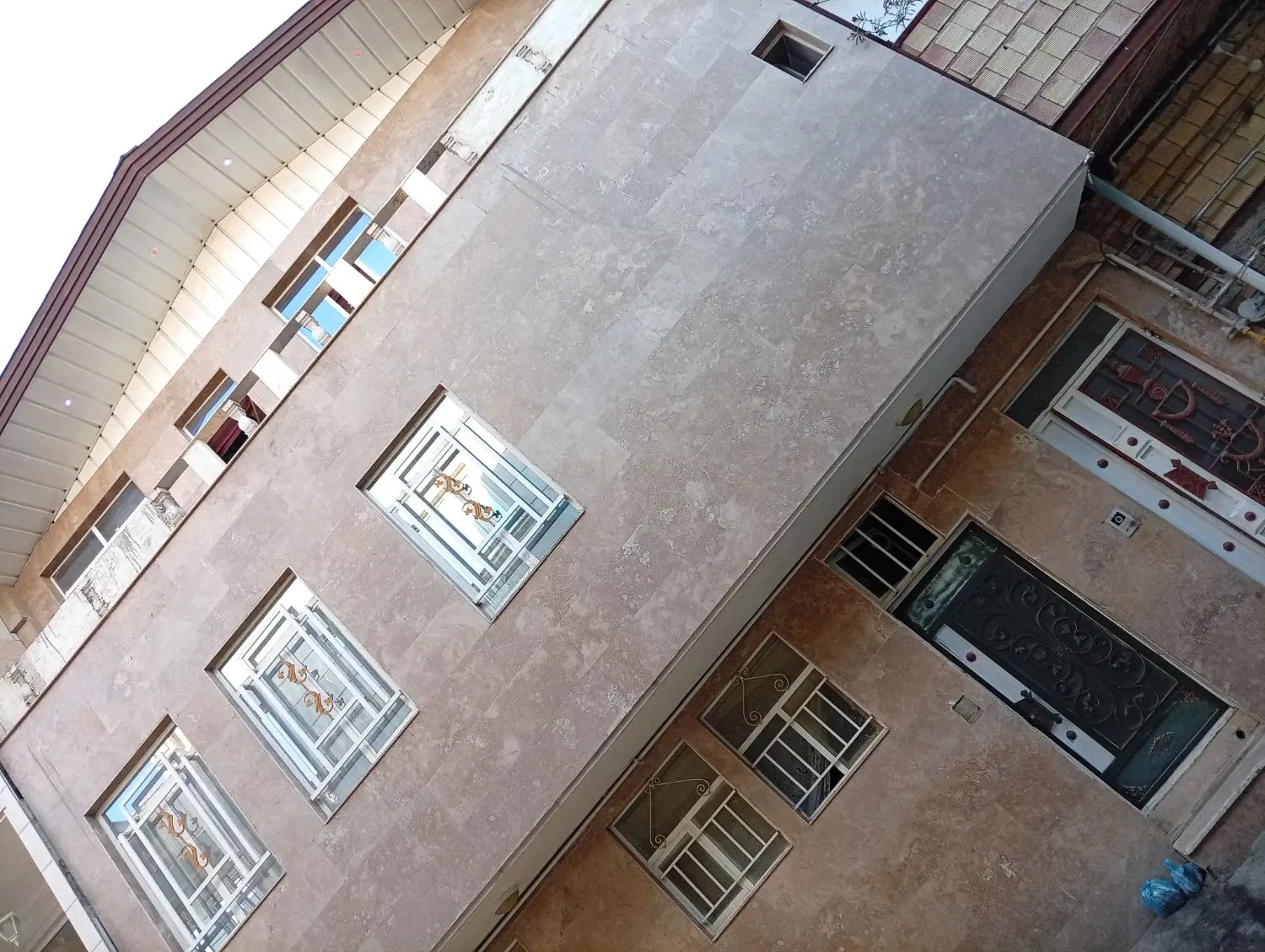 ساختمان دو طبقه