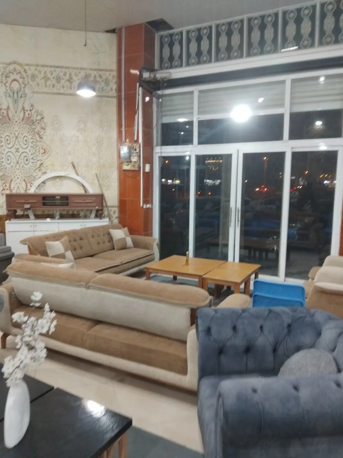 اجاره مغازه زیبا شهر نبش صدرا و ویلا سر چهاراه