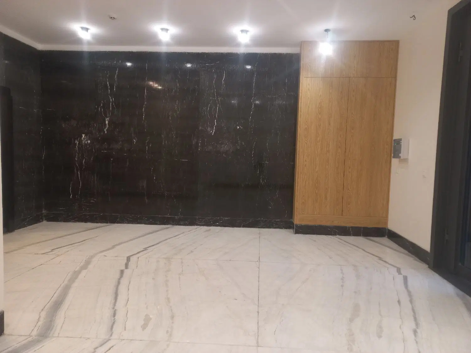 مغازه ۲۰ متری کرکره ریموت دارو درب شیشه اسکوریت