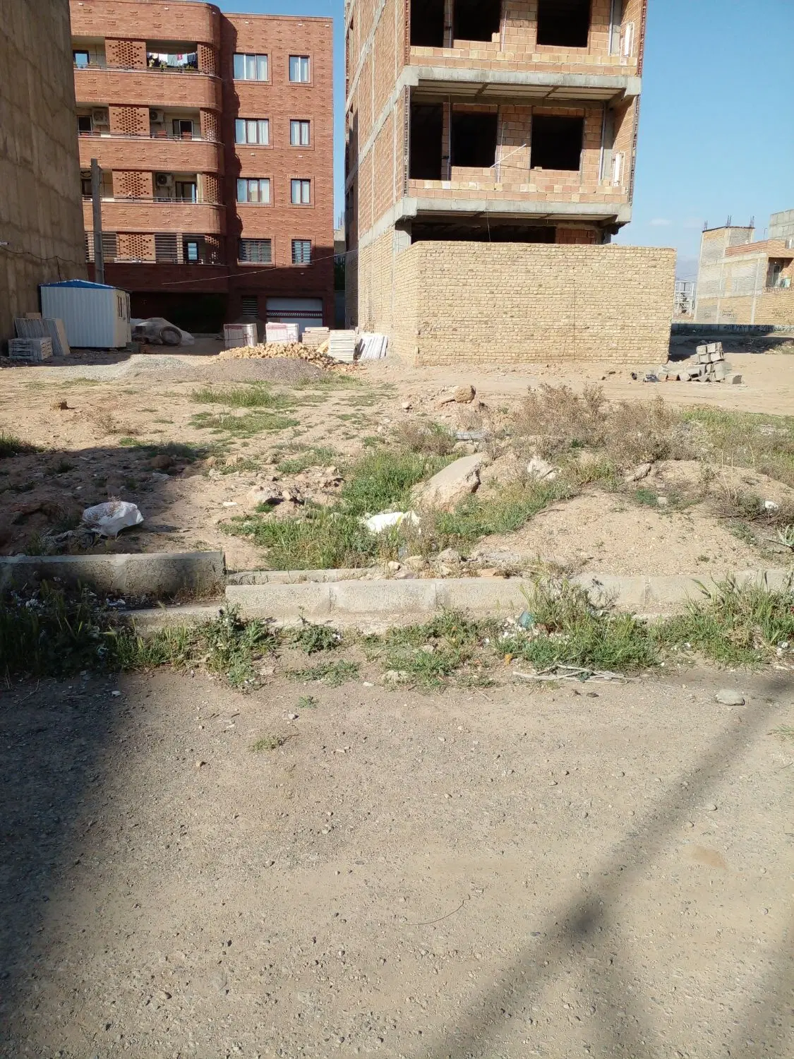 زمین شهرداری فرهنگیان داخل ساخت پایین