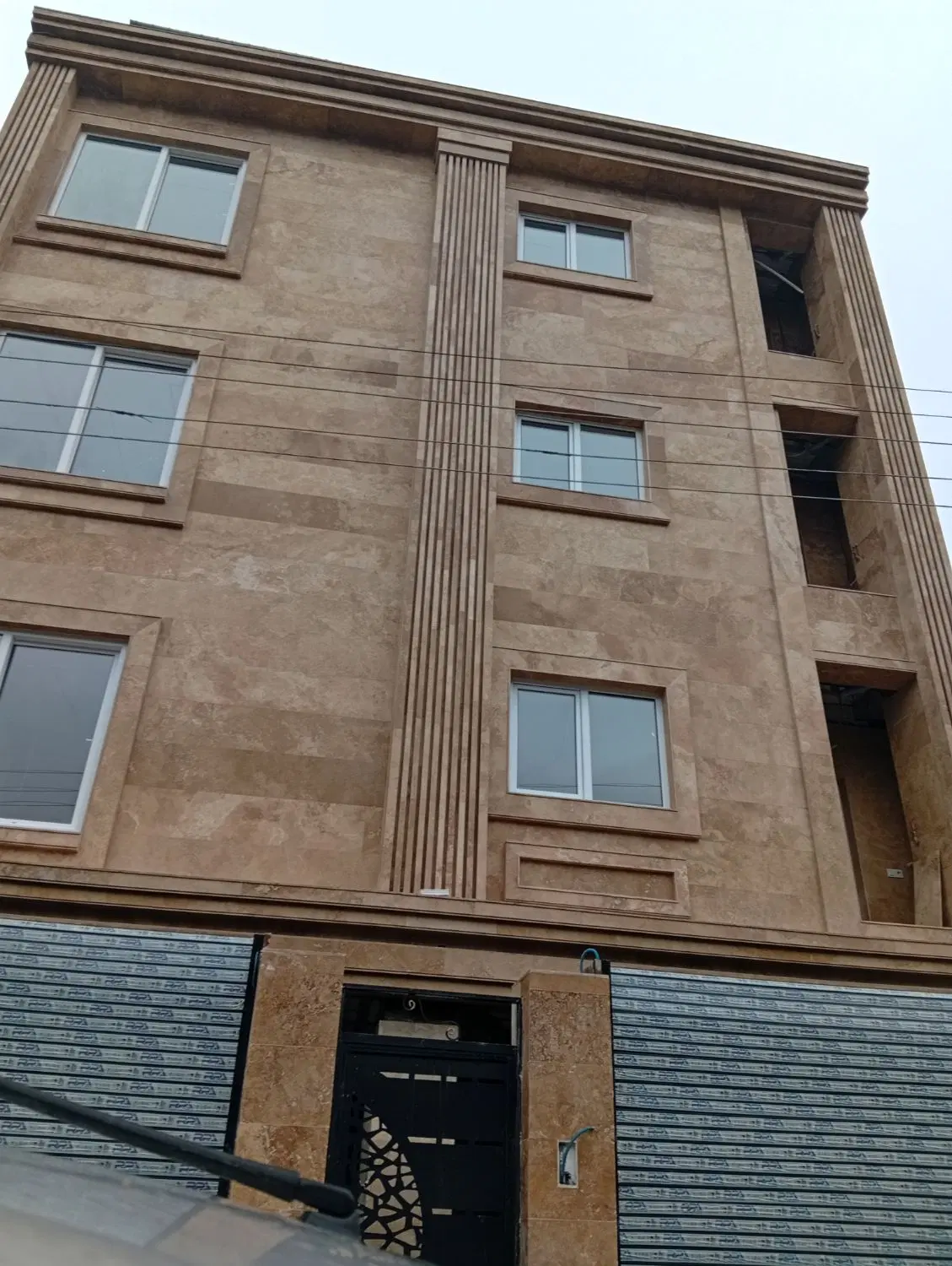 مغازه پنجاه پنج متری در خیابان اصلی
