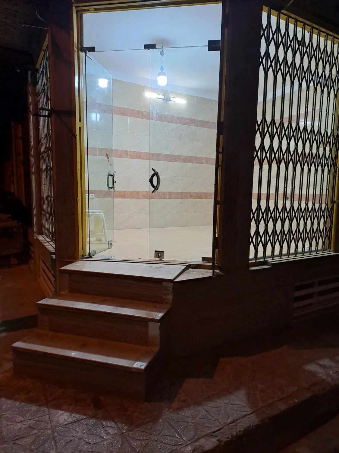 یک باب مغازه نبش ۱۱ متر مربع