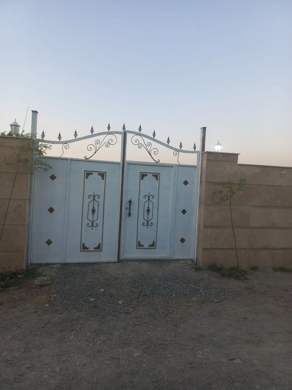 ۵۰۰متر باساختمان ۸۰متری چهاردیواری چاه شخصی و برق
