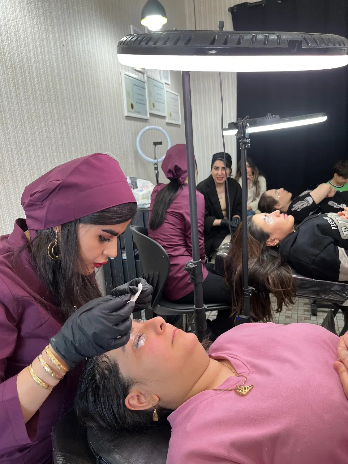 آماده همکاری با ناخنکاران و مژه کاران حرفه یی