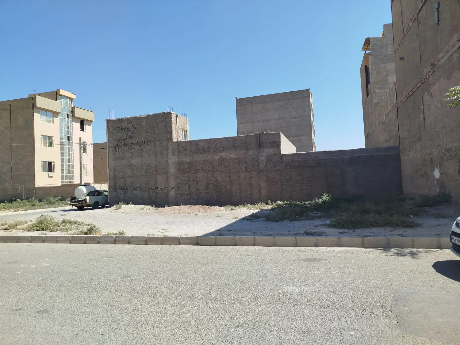 200 متر زمین _ بر خیابان_ در محدوده مسکونی