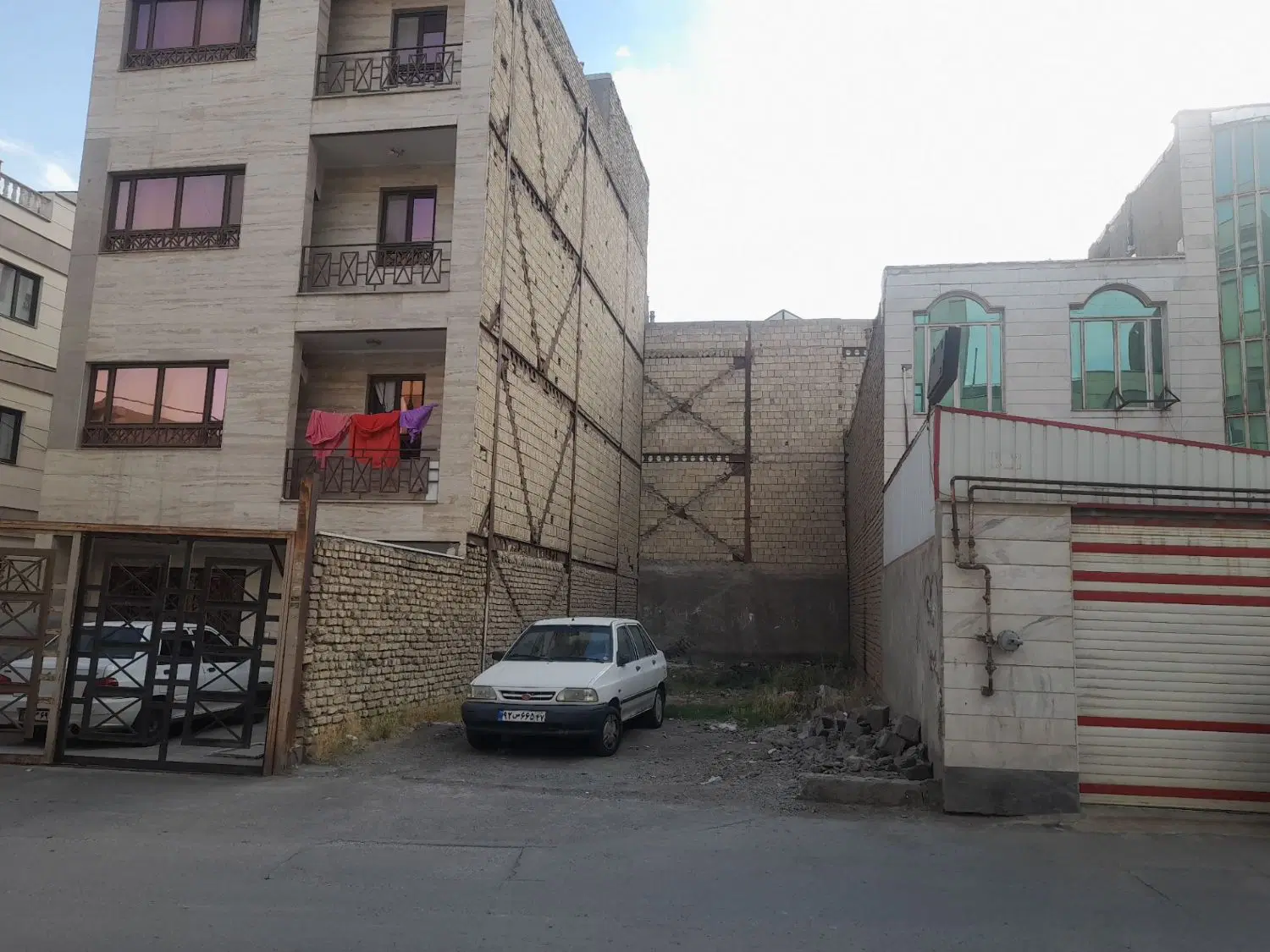 زمین قواره کوچک ۱۱۰ متری تنگ افتاده