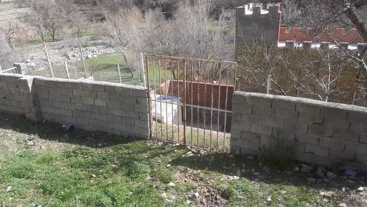 زمین چهار دیواری