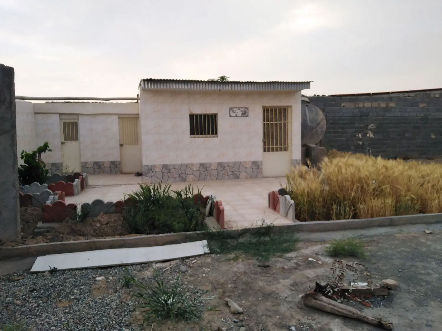 زمین چهاردیواری 2000 متر با تبرئه