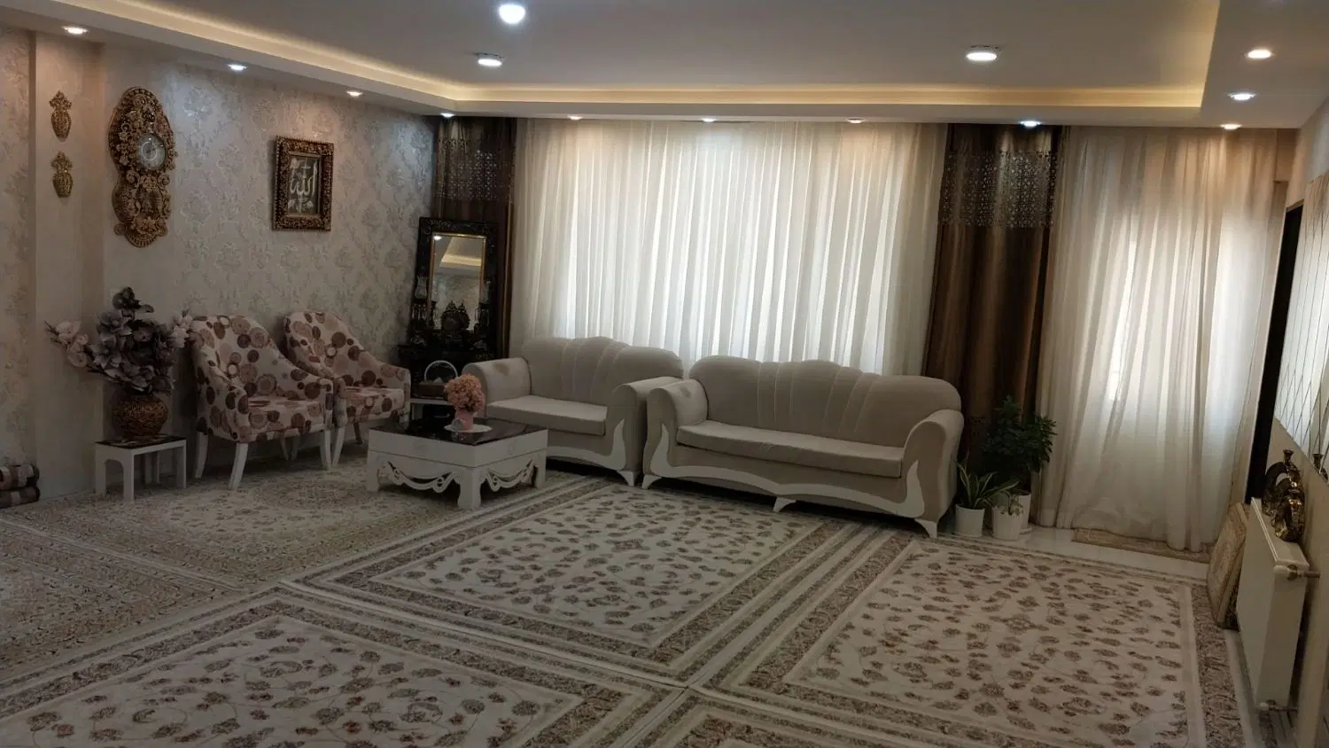 خانه ای زیبا درزیباترین نقطه خیابان اصلی