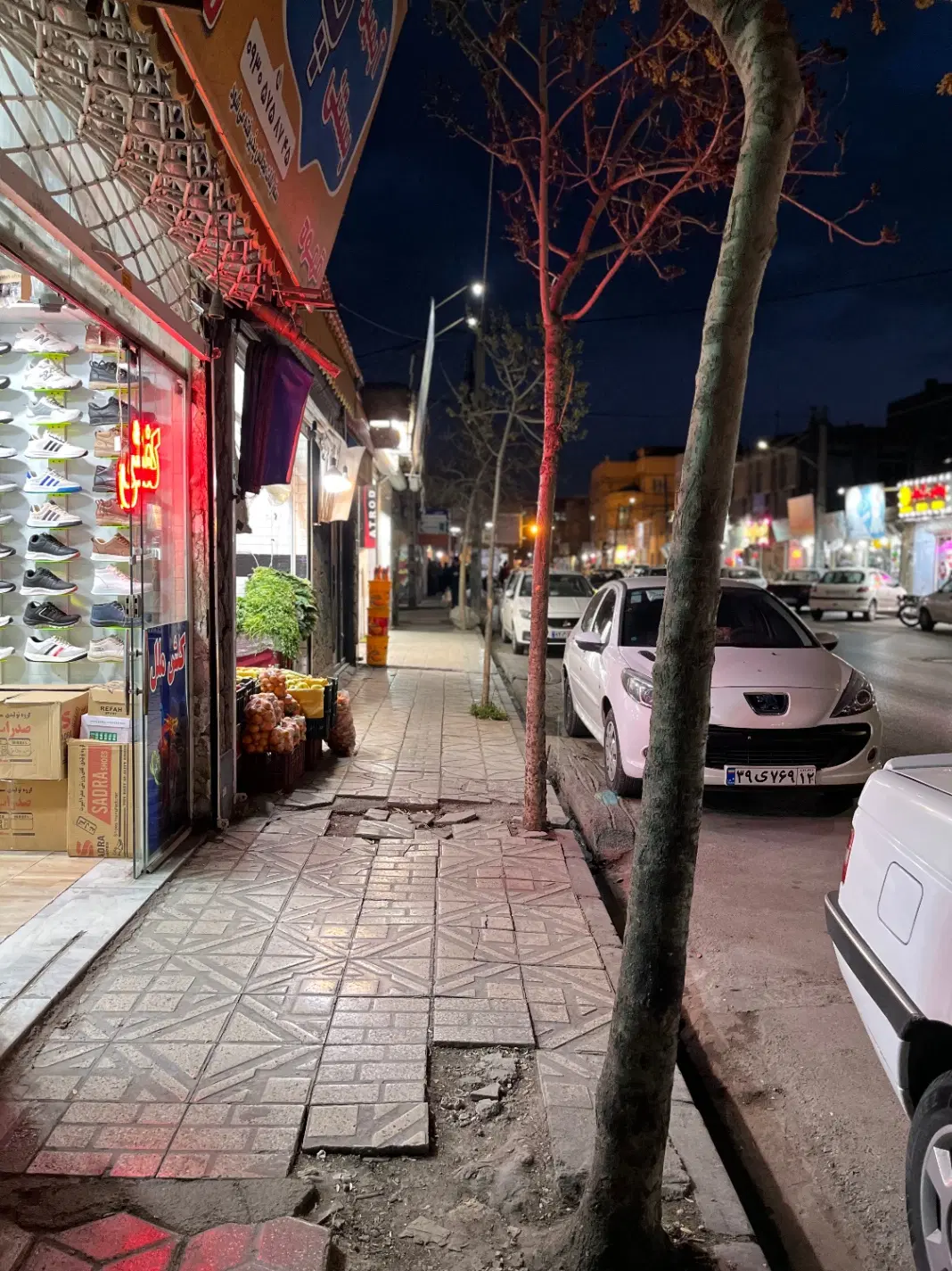 مغازه تجاری دائم۱۶ متر حاشیه خیابان اصلی