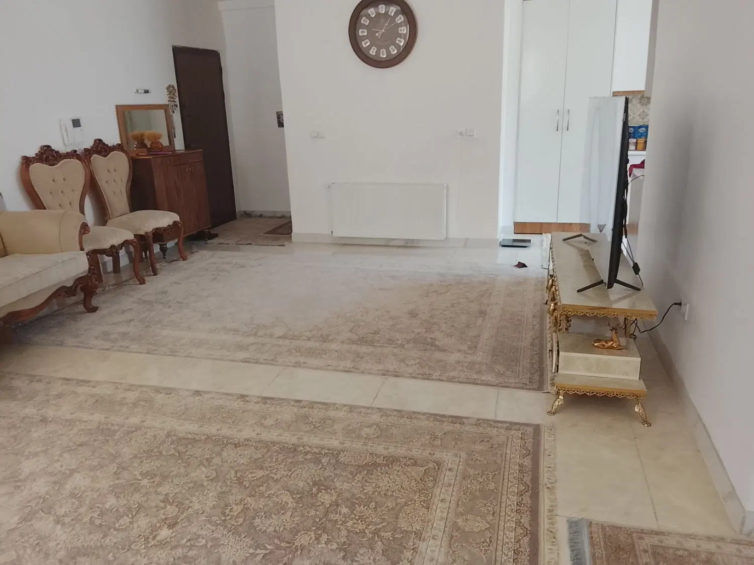 یک واحد آپارتمان طبقه چهارم