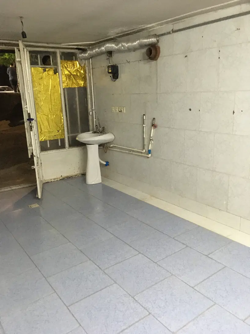 مغازه بر خیابان باغ ابریشم