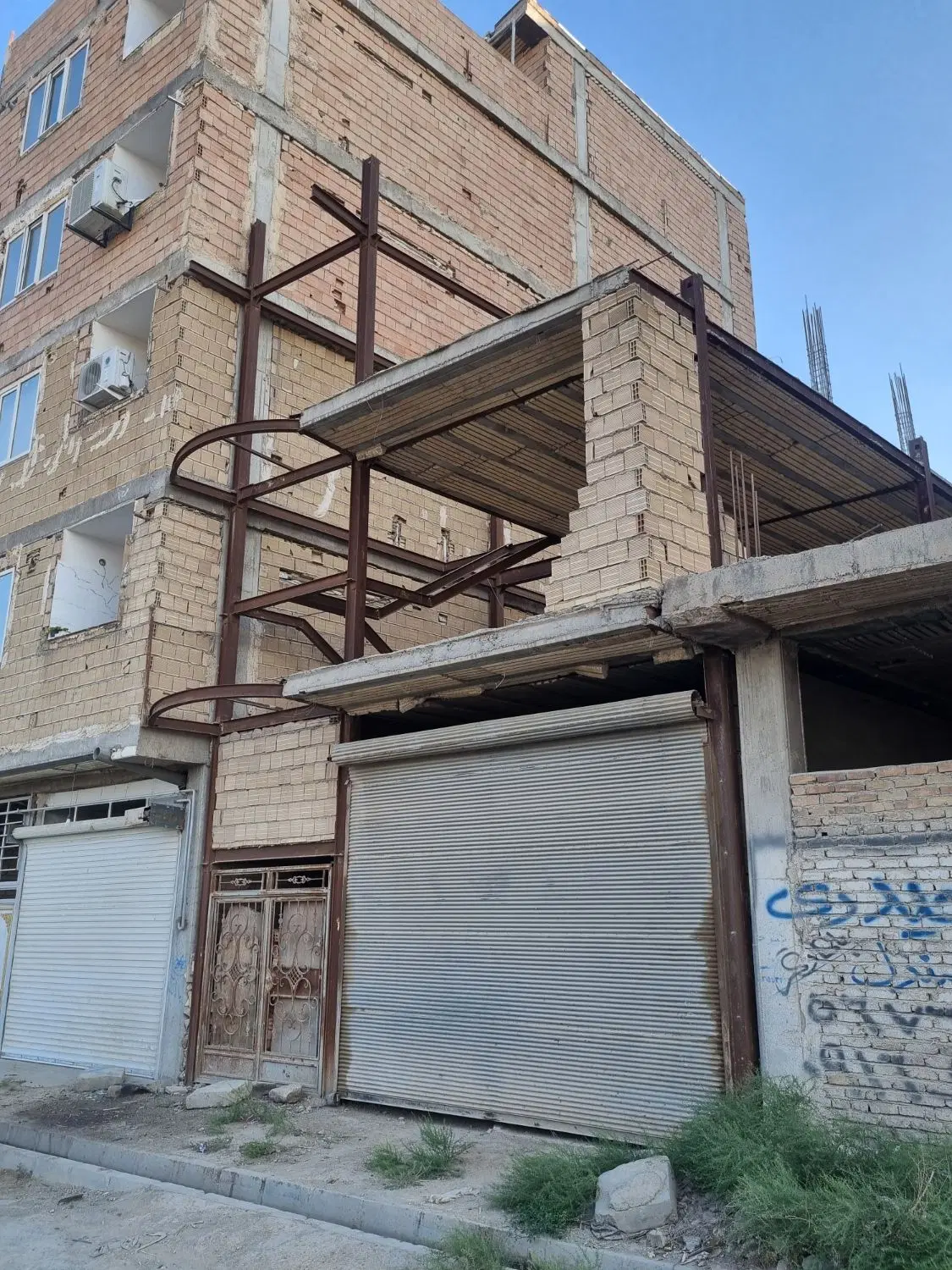 ۱۰۷ متر دو طبقه نیمه کاره نسیم شهر