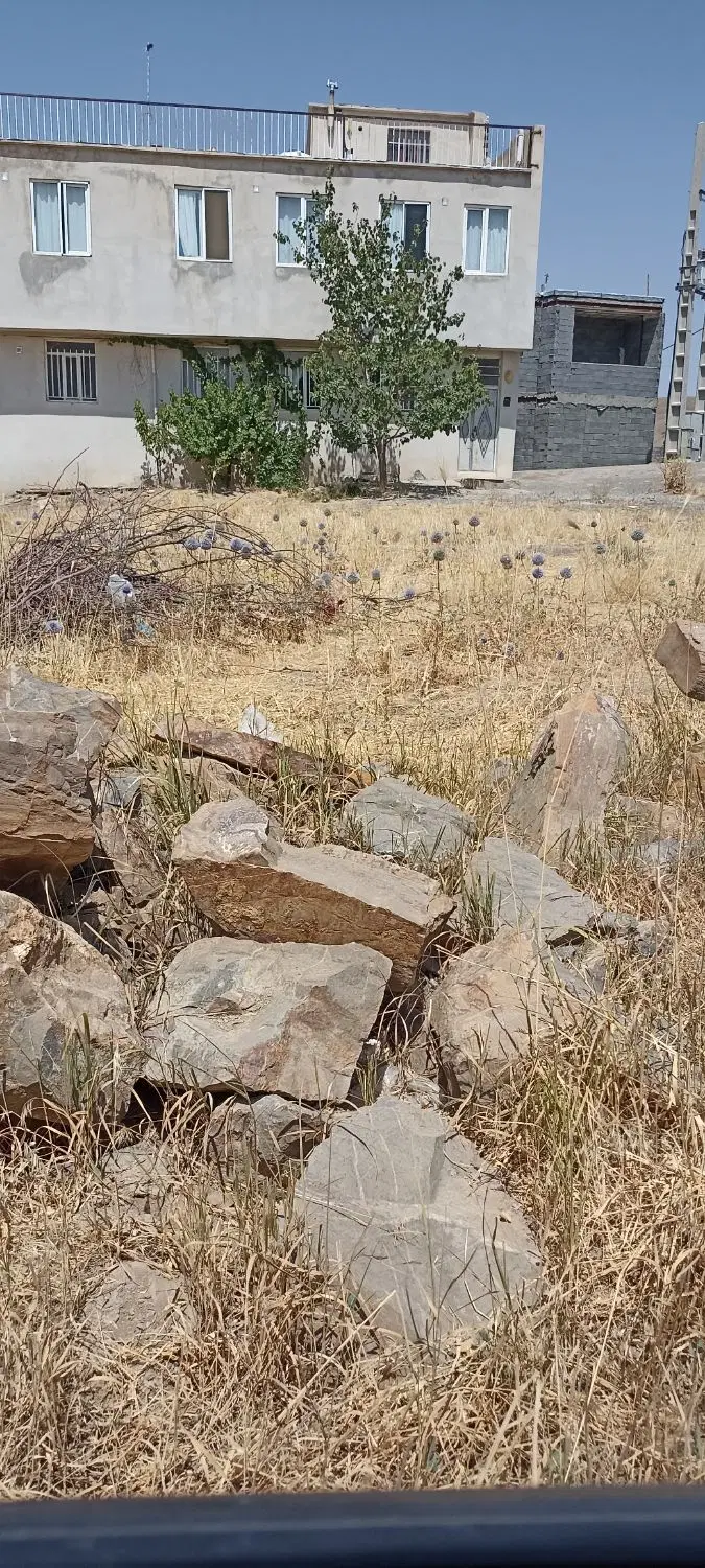 زمین باباریز جنب ایستگاه گاز