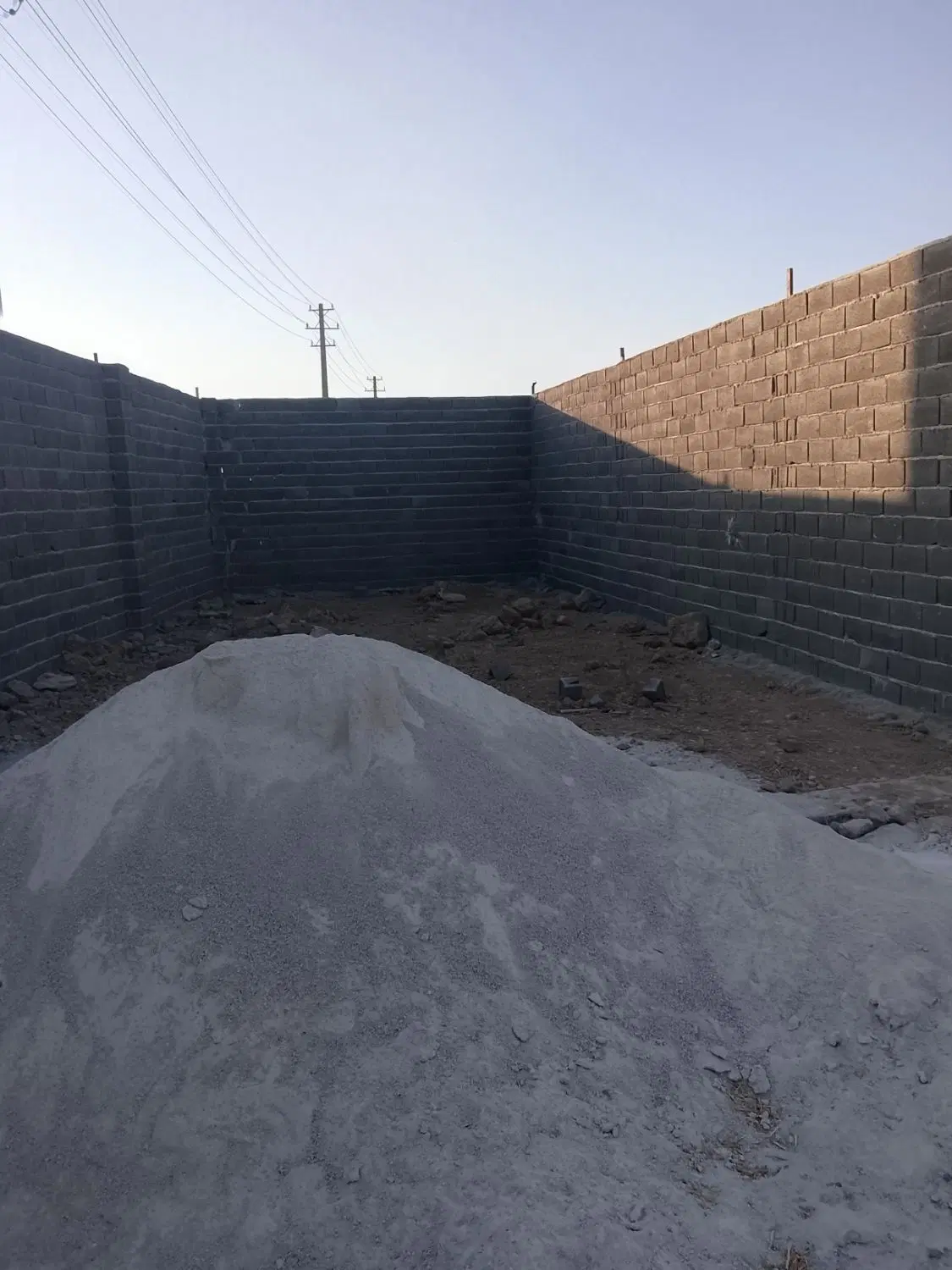 یک زمین دیوار کشیده