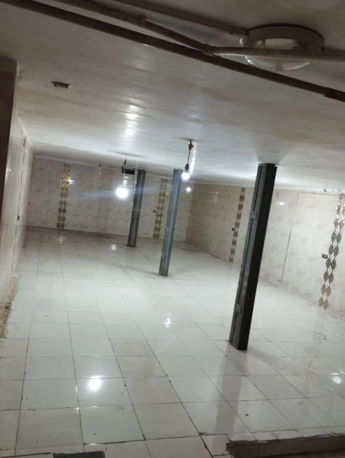 زیر زمین به متراژ 130 متر،راه جدا ،کف سرامیک،