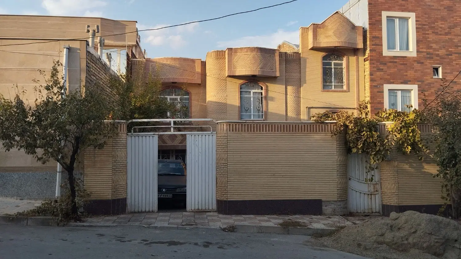خانه مسکونی دو طبقه