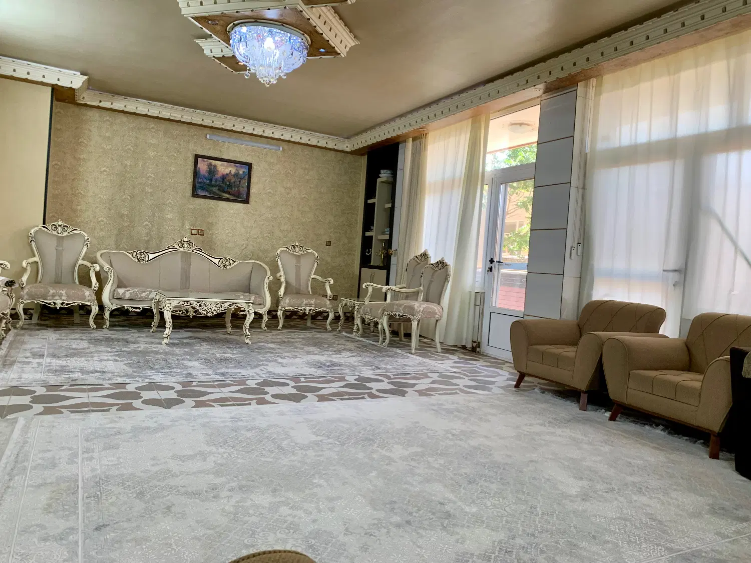 منزل مسکونی و مغازه تجاری