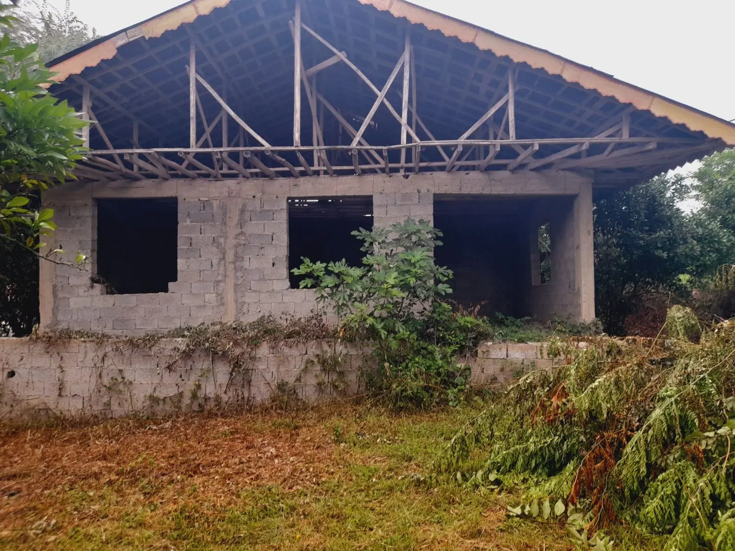 ۹۹۰ متر خانه و محوطه سند دار