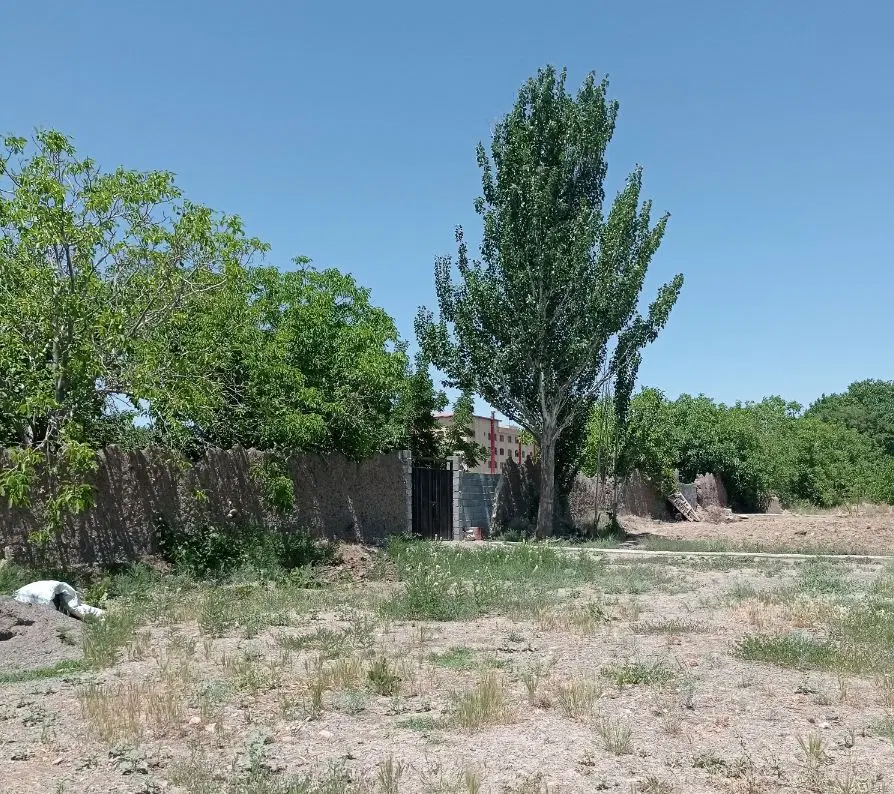 زمین در داخل شهر شبستر