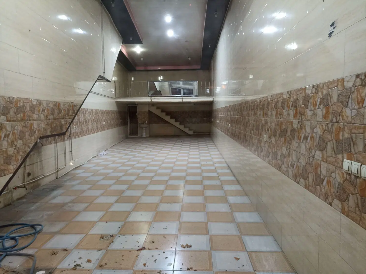 مغازه صد متری میدان سپاه
