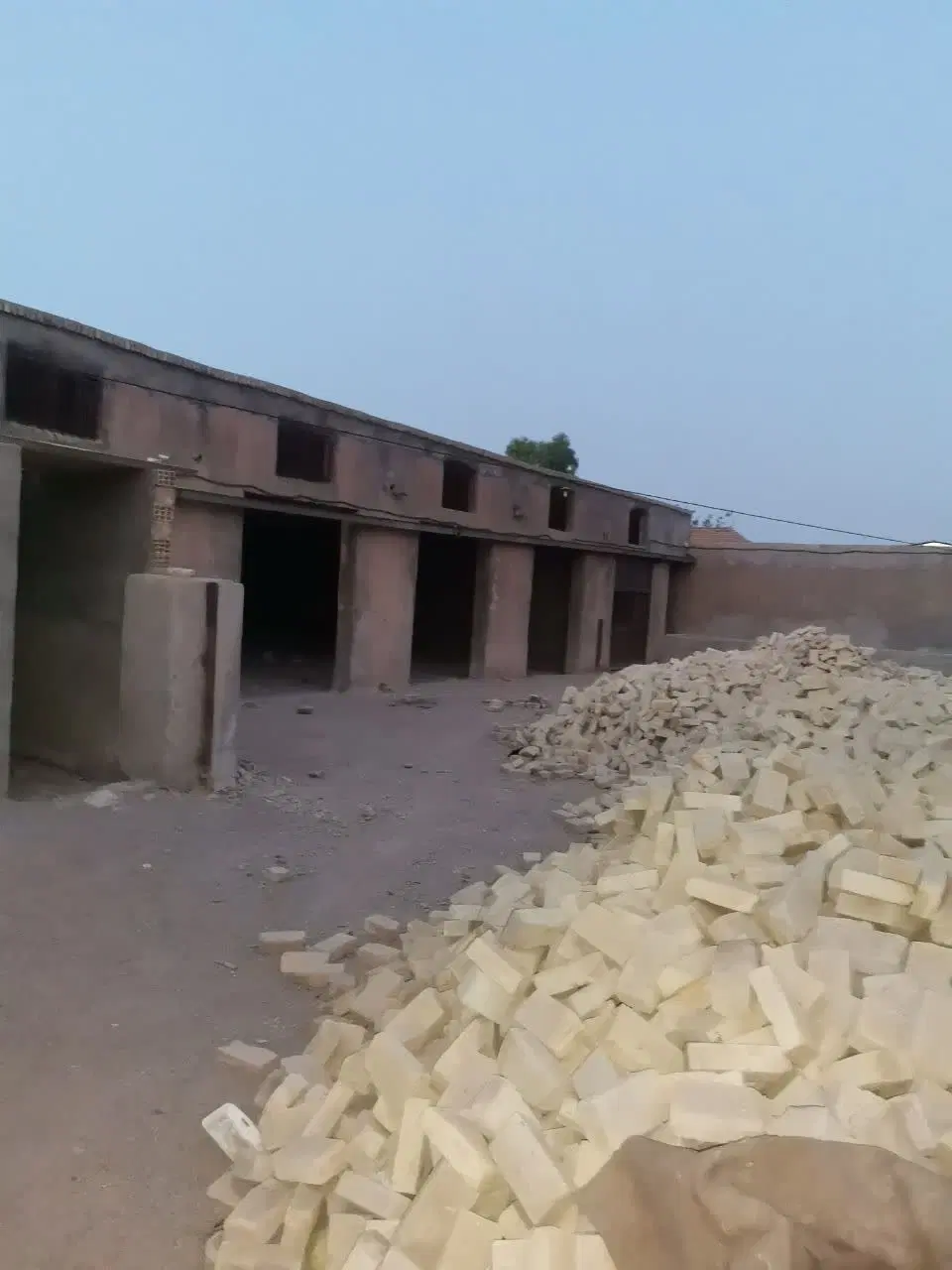 زمین ۱۰۰۰متری استقلال
