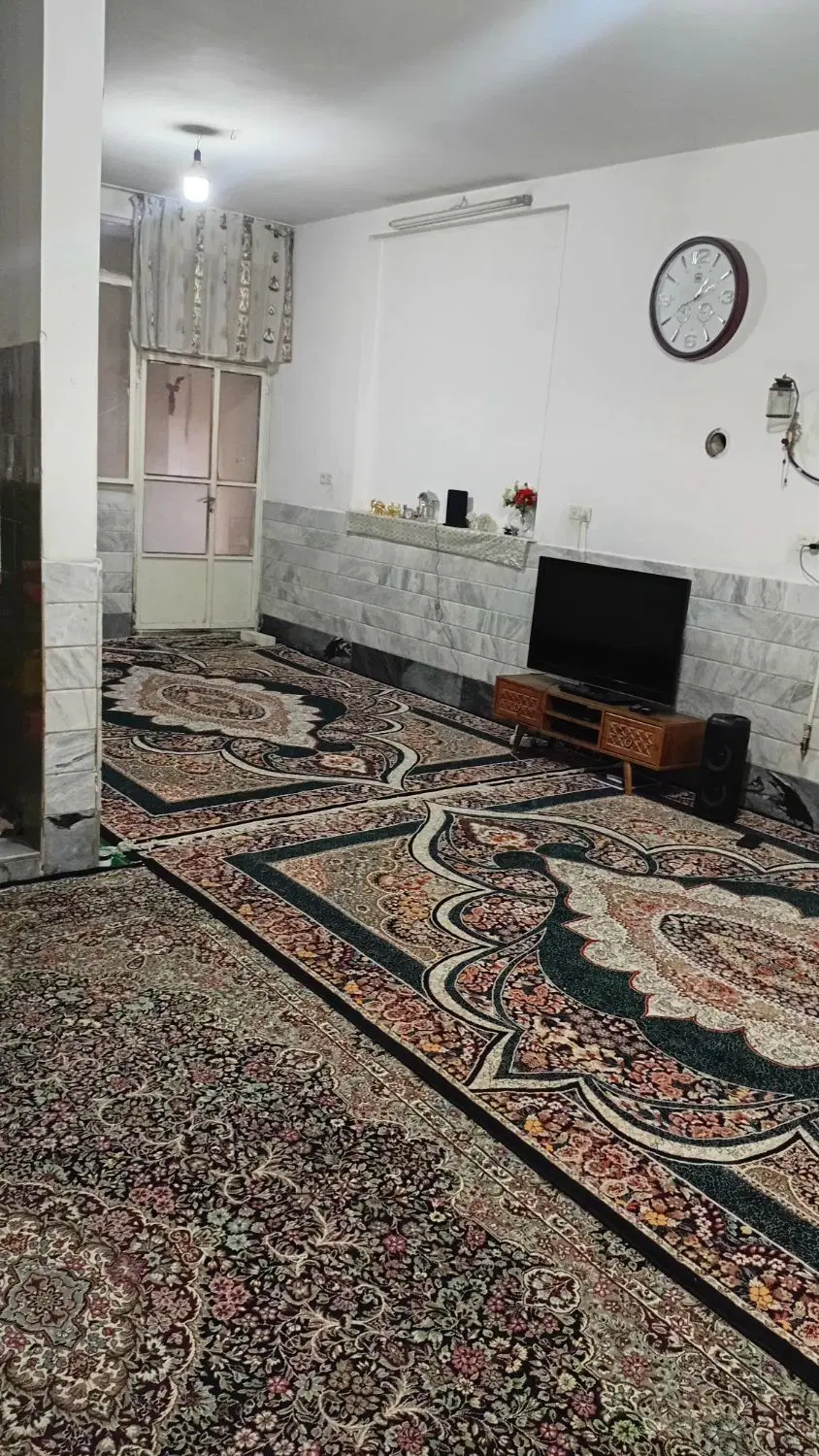 زیرزمین 100متری راه جدا .حیاط دار