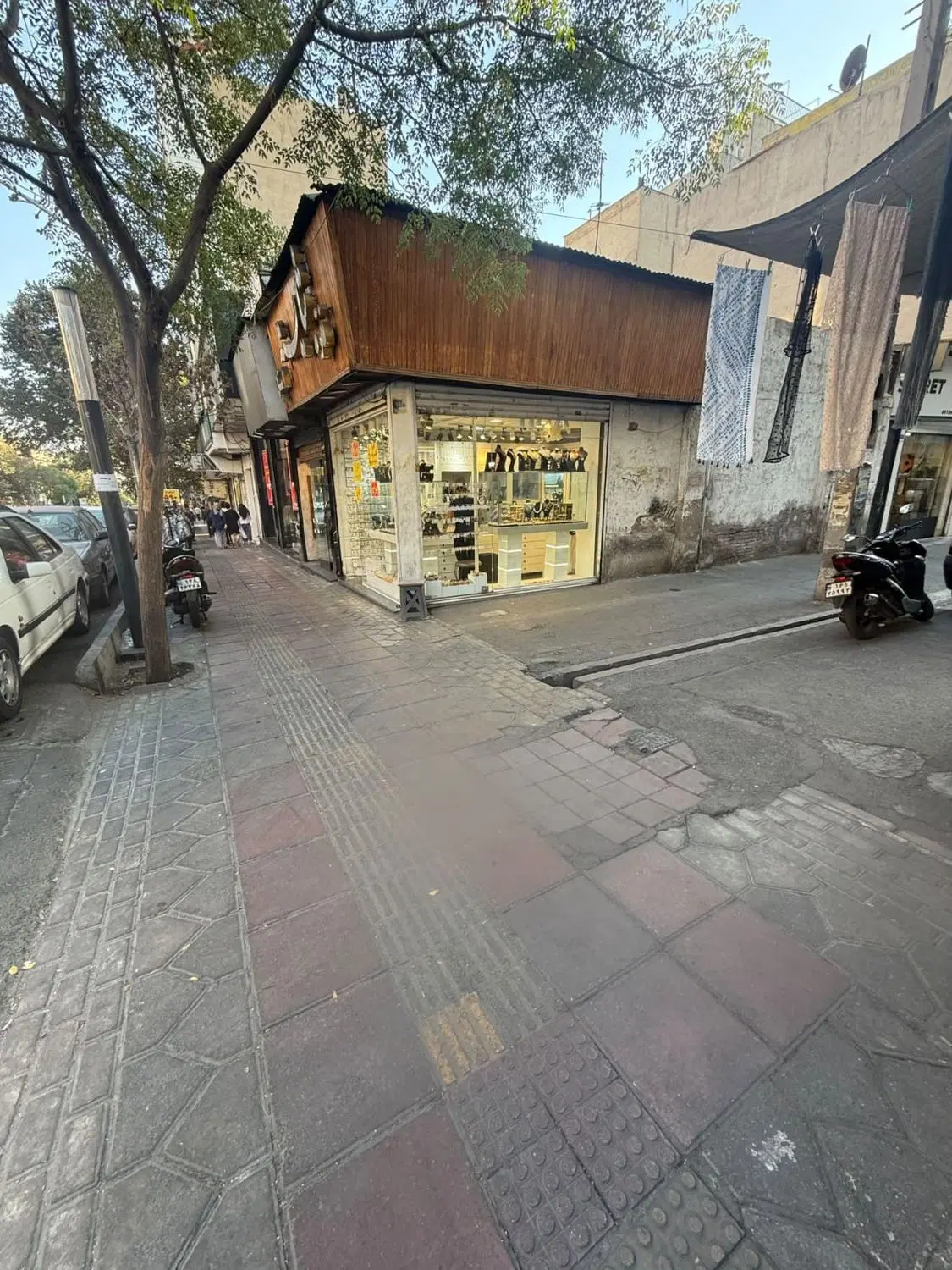 ۲۰ متر مغازه بر اصلی رودکی نرسیده آذربایجان دو نبش