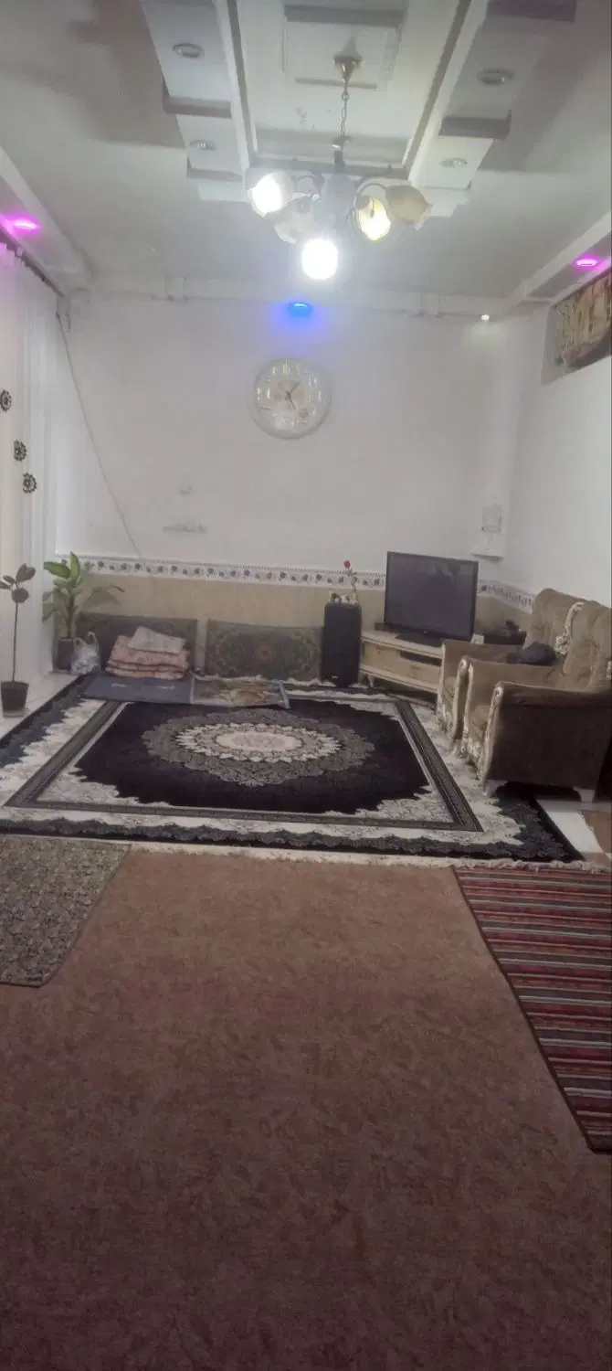 آپارتمان همکف حیاط ماشین رو