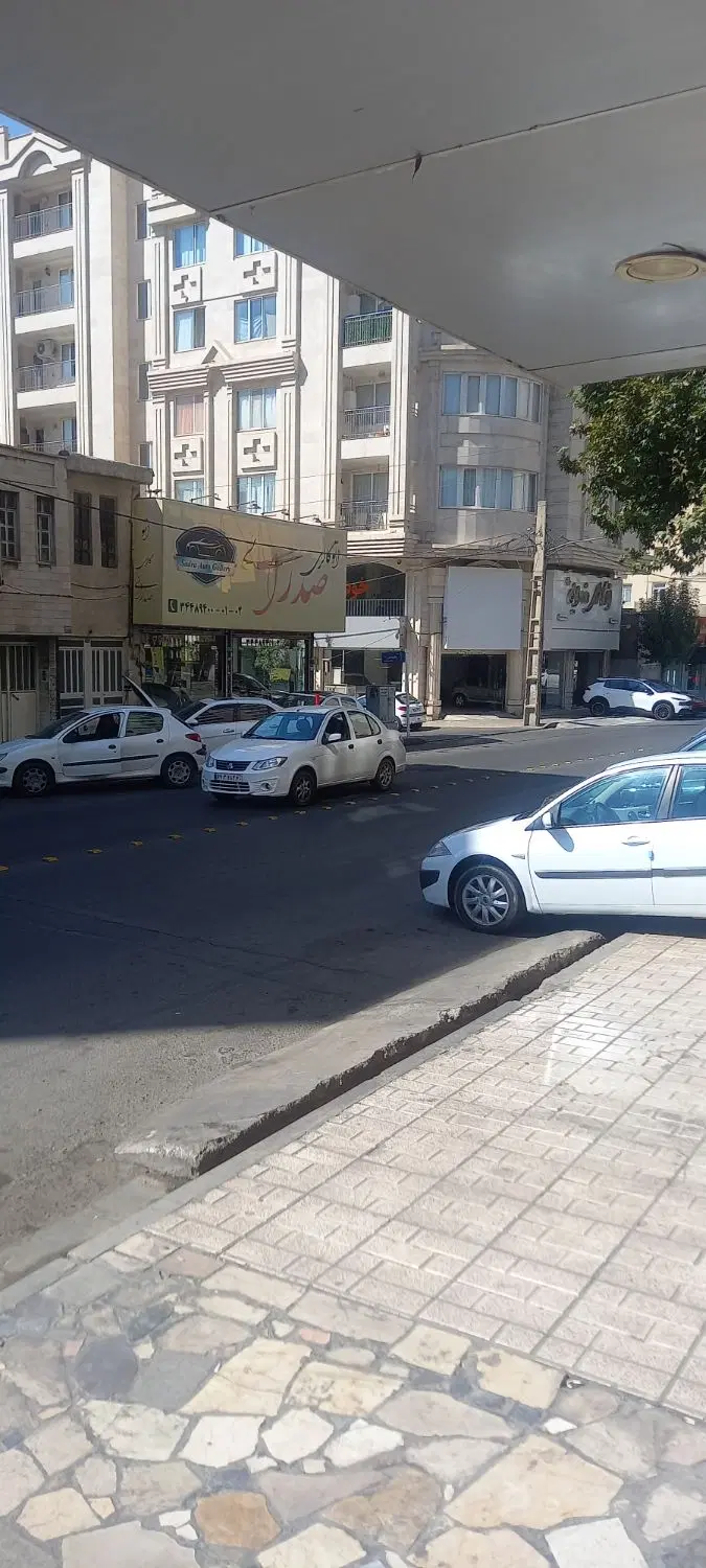 مغازه بر خ داریوش بر ۵