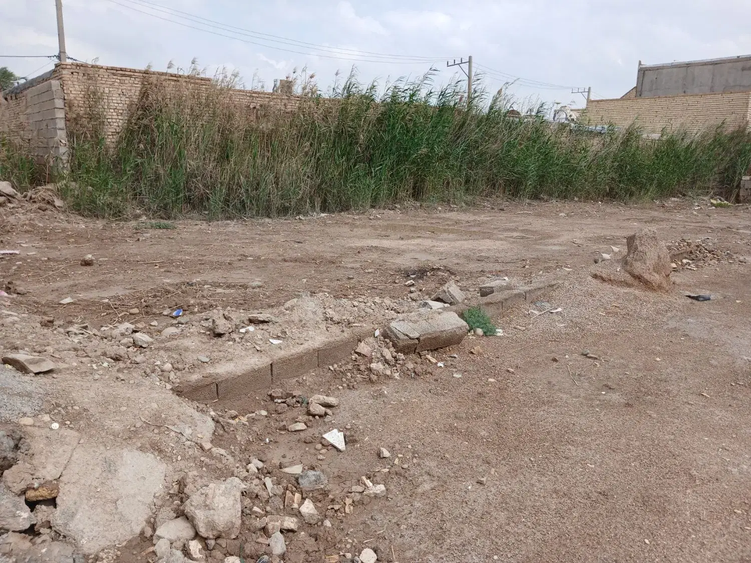 زمین واقع در فیه
